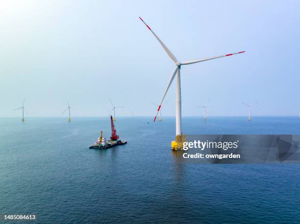 aerial view of the engineering ship is installing offshore wind turbines - offshore wind turbine installation stock pictures, royalty-free photos & images
