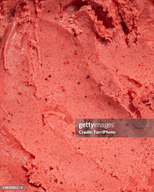 full frame creamy texture background of strawberry sorbet ice cream - sorvete chocolate chip - fotografias e filmes do acervo
