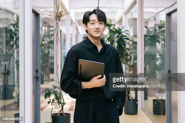 jovem empresário coreano no escritório - handsome asian guy - fotografias e filmes do acervo