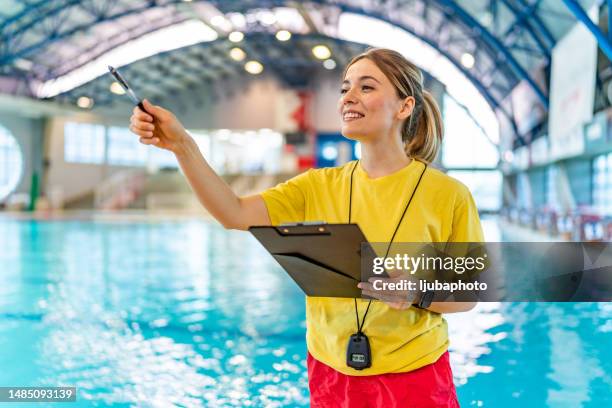 rettungsschwimmer in einem schwimmbad - bademeister stock-fotos und bilder