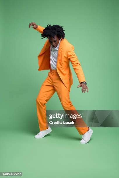 retrato de hombre elegante bailando - zapatos-verdes fotografías e imágenes de stock