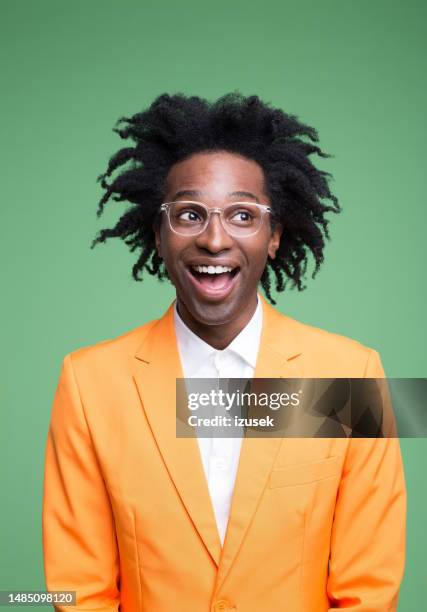 retrato do homem elegante excitado espreitando com a boca aberta - camisa cor de laranja - fotografias e filmes do acervo