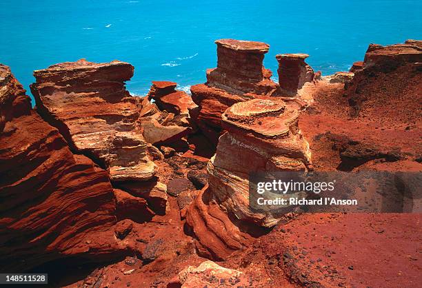 the red rock formations stand out against the aqua blue of the ocean at gantheaume point - broome, western australia - meseta-de-kimberley fotografías e imágenes de stock