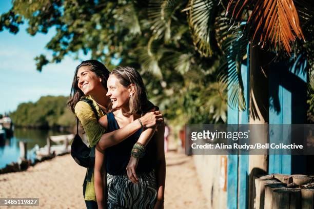 girlfriends discovering a beach town - travel photos et images de collection