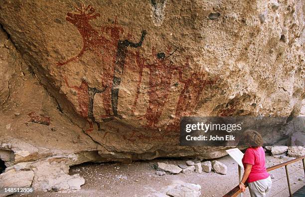 rock paintings, cueva de las flechas, canyon santa teresa. - flechas stock pictures, royalty-free photos & images