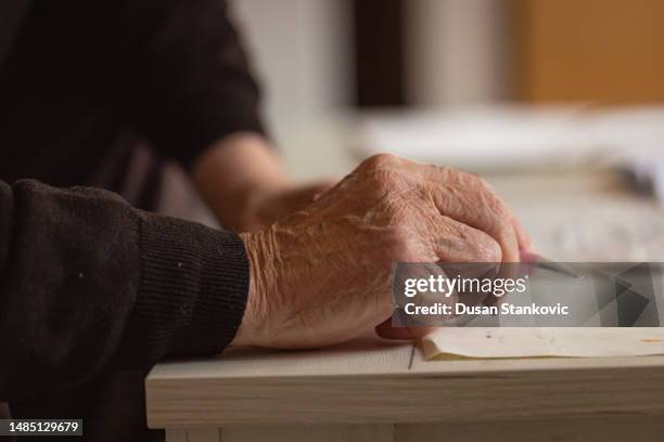 coping with dementia - erfenis stockfoto's en -beelden