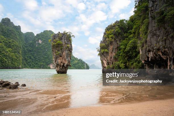 phuket's james bond island thailand landscape. james bond island in phang nga bay captured in asia travel photos. thailand's stunning, diverse terrain is a well-known tourist attraction. - james bond island stock pictures, royalty-free photos & images