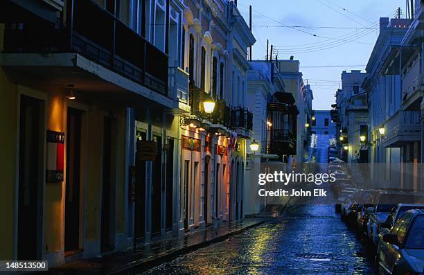 dusk over old san juan and calle del cristo. - calle urbana stock-fotos und bilder