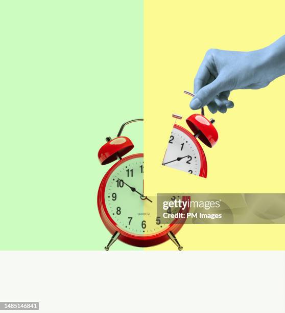 splitting time in quarters - time stockfoto's en -beelden