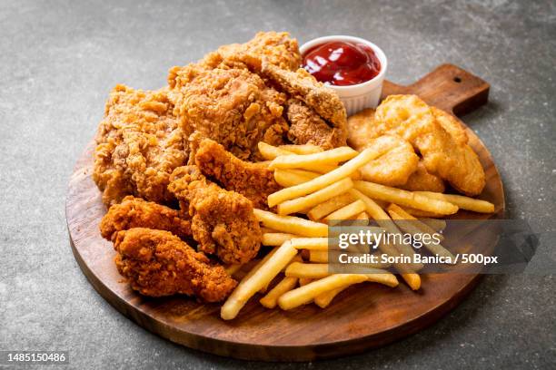fried chicken with french fries and nuggets meal - gefrituurde kip stockfoto's en -beelden