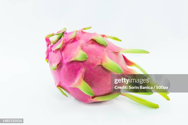 dragon fruit on white back ground - pitaya stock-fotos und bilder