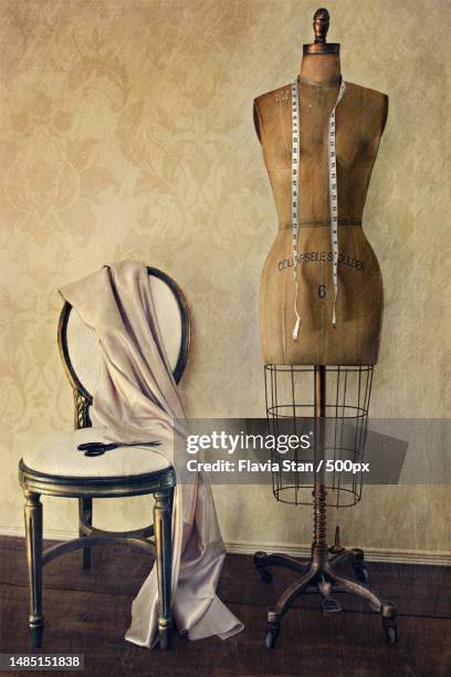 antique dress form and chair with vintage feeling,romania - manequim de costureira - fotografias e filmes do acervo