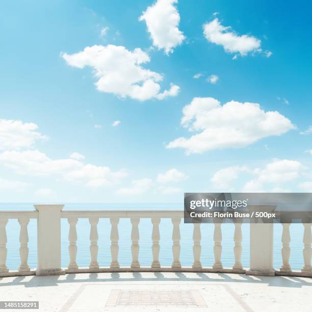 clouds in blue sky over balcony,romania - parapetto caratteristica architettonica foto e immagini stock