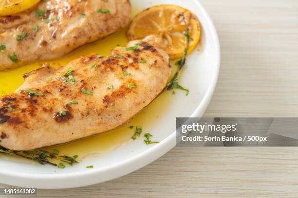 close-up of food in plate on table - gegrillte hühnerbrust stock-fotos und bilder