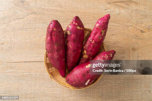 close-up of sweet potatoes on table - sweet potato stock-fotos und bilder