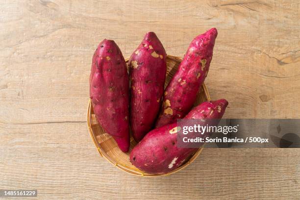 close-up of sweet potatoes on table - zoete aardappel stockfoto's en -beelden