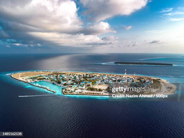 aerial view of sea against sky,eydhafushi,maldives - malediven stock-fotos und bilder