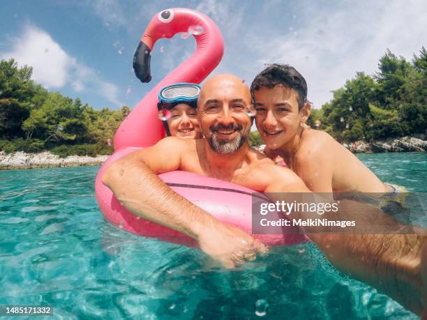 family taking a selfie on their vacation - summer beach stock pictures, royalty-free photos & images