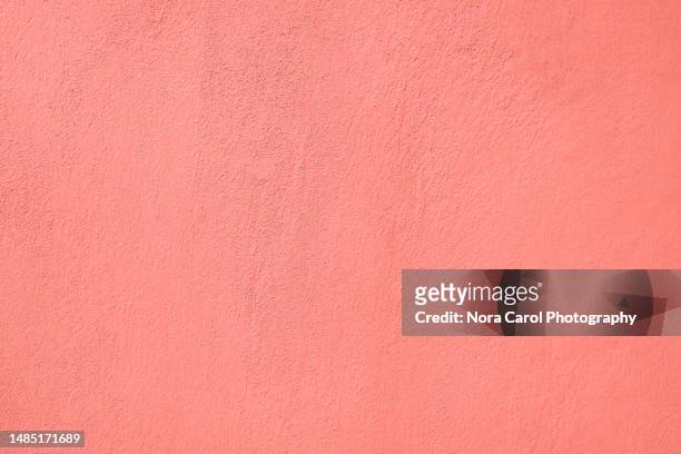 raspberry blush coral pinkish tone concrete backgroud - pink wall stock-fotos und bilder