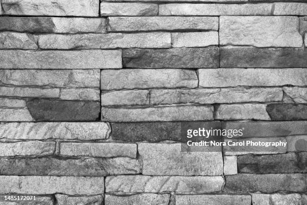 black and white stone brick background - sandstone wall stockfoto's en -beelden
