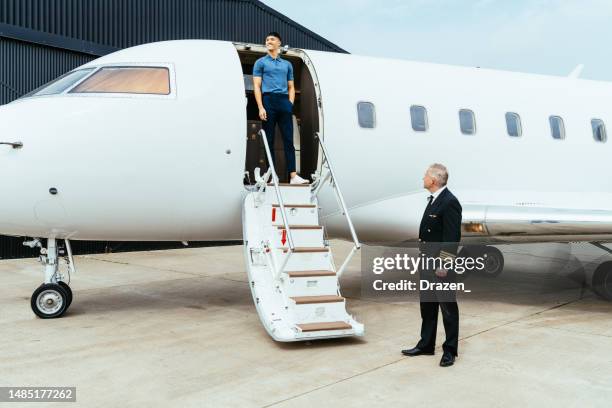 passager asiatique utilisant un jet de luxe privé pour voyager. un entrepreneur fin-tech se rend à une réunion en jet privé - aviation-générale photos et images de collection
