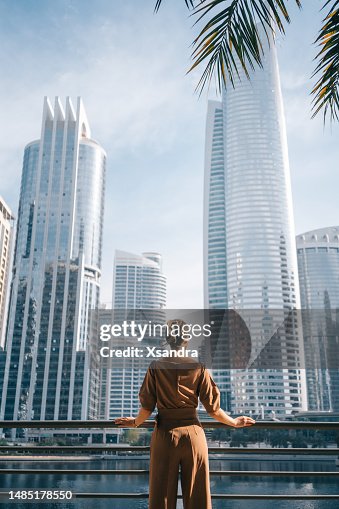 Gut gekleidete Frau vor modernem Stadthintergrund Gut gekleidete Frau vor modernem Stadthintergrund