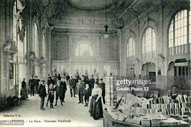 Troyes, the new vestibule of the station. Department: 10 - Aube, Region: Grand Est . Vintage postcard, late 19th - early 20th century.