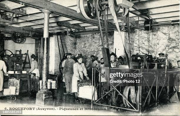 Roquefort-sur-Soulzon, stitchers and brushers for Roquefort cheeses. Department: 12 - Aveyron, Region: Occitanie . Vintage postcard, late 19th -...
