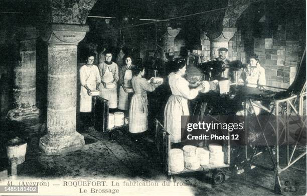 Roquefort-sur-Soulzon, brushing of Roquefort cheese. Department: 12 - Aveyron, Region: Occitanie . Vintage postcard, late 19th - early 20th century.