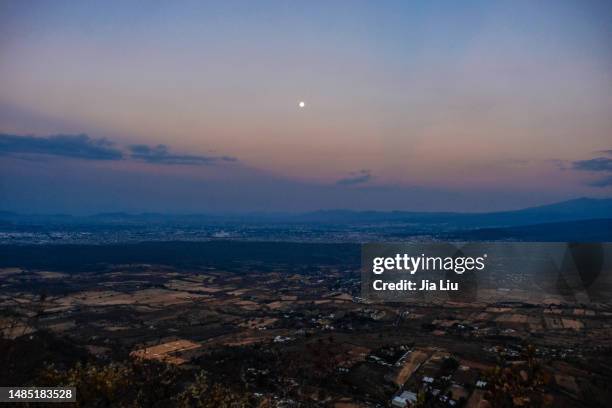 full moon in the horizon - morelos 個照片及圖片檔