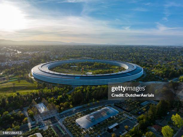 aerial view of apple park campus - silicon valley stockfoto's en -beelden