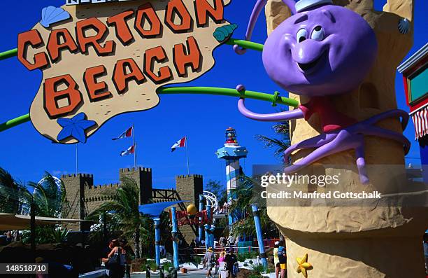 fun for kids at cartoon beach at sea world on the gold coast - gold coast theme parks stockfoto's en -beelden