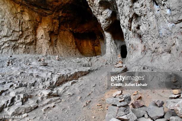 cavescape. - riólito rocha imagens e fotografias de stock