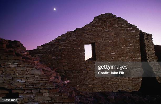 pueblo del arroyo (1075-1200) at sunset. - chaco canyon stock pictures, royalty-free photos & images