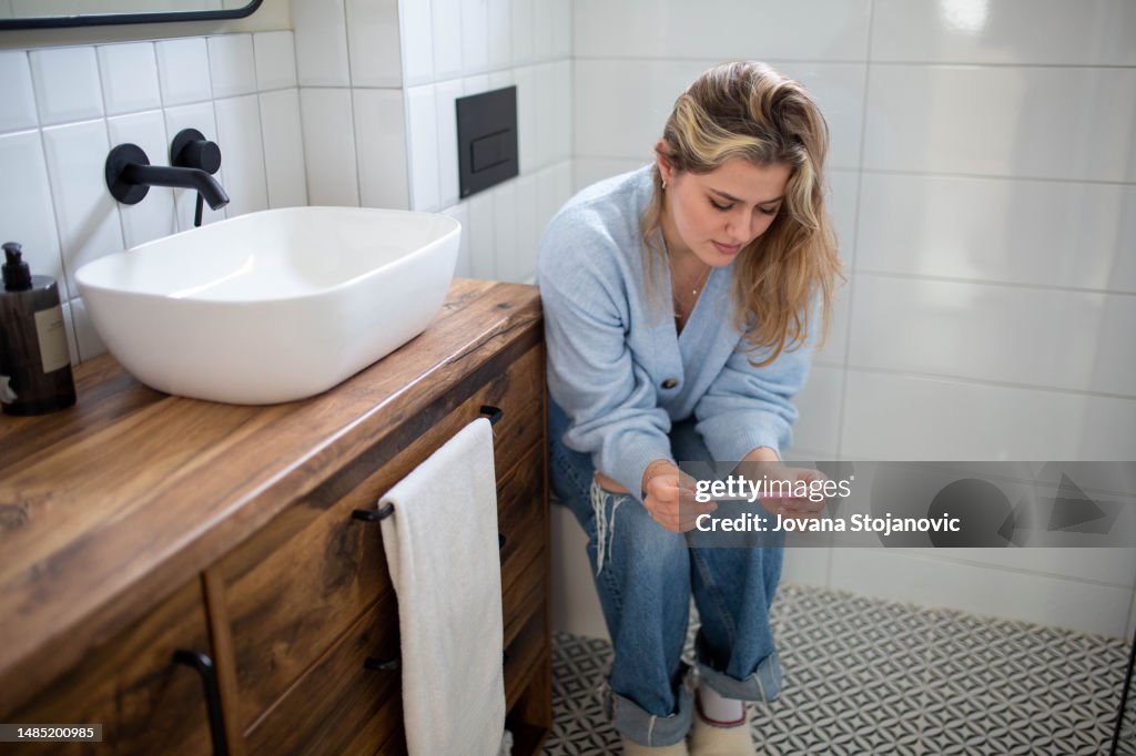 Una donna preoccupata sta aspettando i risultati di un test di gravidanza