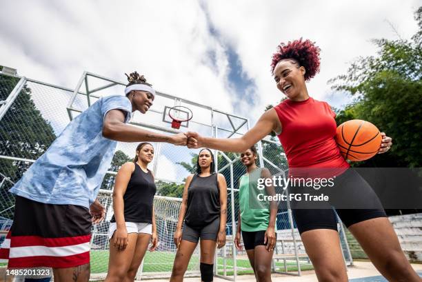 friends greeting in a sports court - women's basketball stockfoto's en -beelden