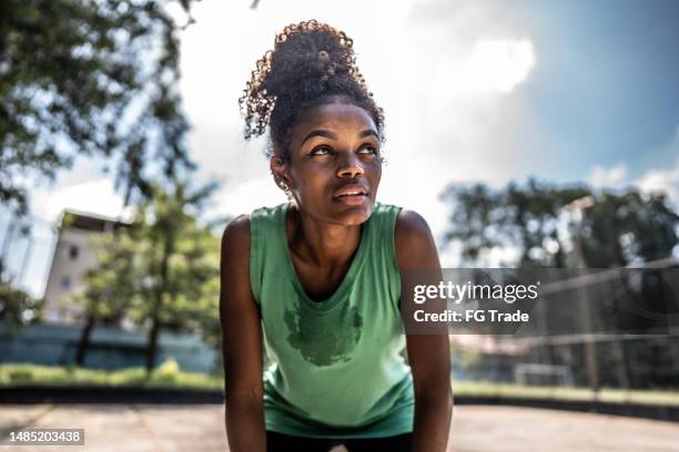 jovem cansada em uma quadra de esportes - suor - fotografias e filmes do acervo