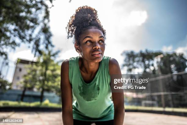 jovem cansada em uma quadra de esportes - calor - fotografias e filmes do acervo