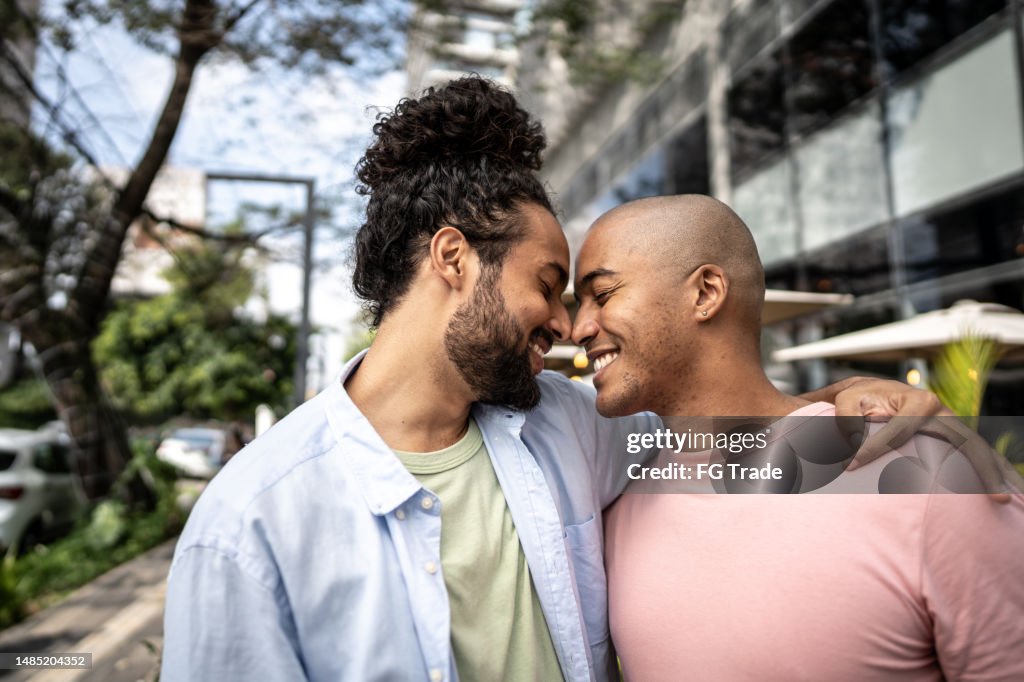 Homosexuelles Paar, das sich auf der Straße umarmt