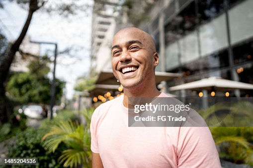 Jeune homme heureux regardant au loin en contemplant le plein air Jeune homme heureux regardant au loin en contemplant le plein air