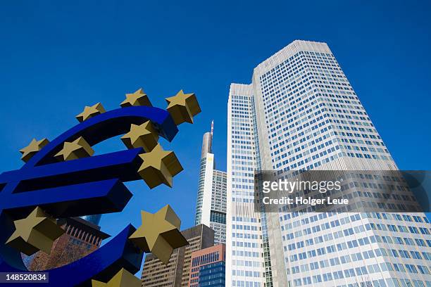 giant euro sign & ezb european central bank tower - frankfurt am main stockfoto's en -beelden