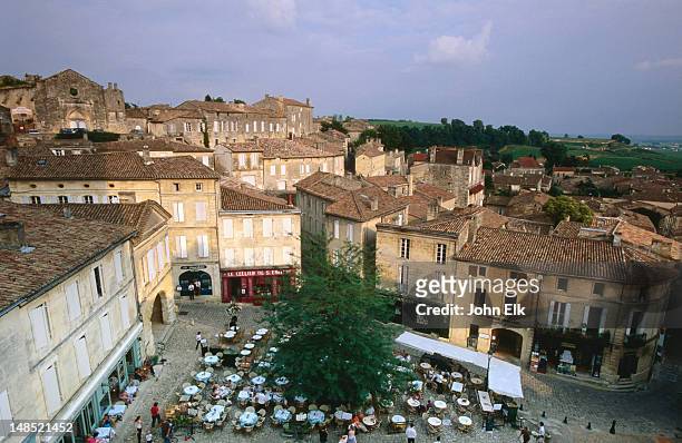 overhead of village, saint emilion, wine country town. - bordeaux wine - fotografias e filmes do acervo