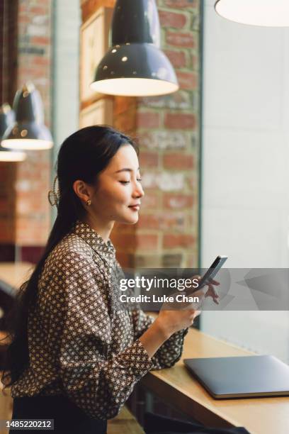 daily life of a business woman - asia telecom sms technology internet stock pictures, royalty-free photos & images