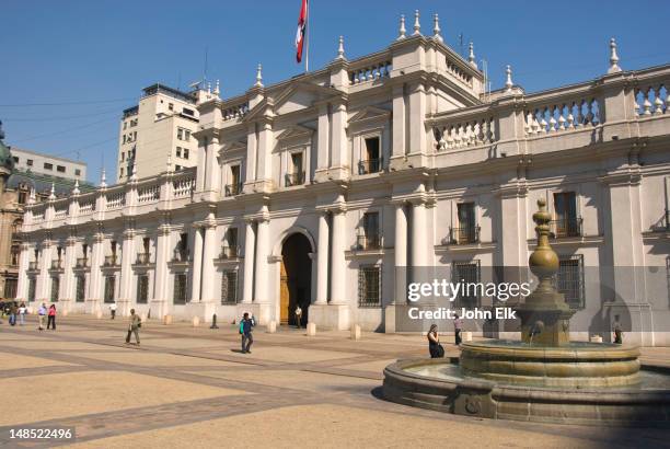 palacio de la moneda, presidential palace. - 拉莫內達宮憲法廣場 個照片及圖片檔