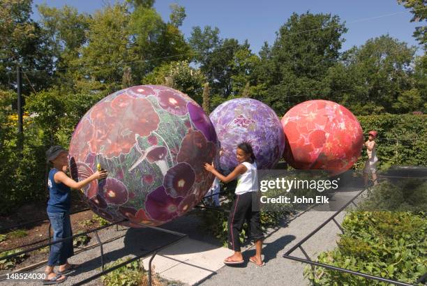 chateau garden, children playing with giant balls. - chaumont-sur-loire photos et images de collection
