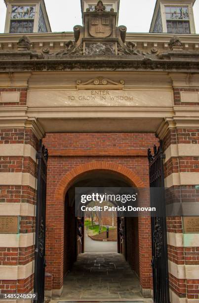 class of 1890 gate, harvard university, cambridge, massachusetts - universidad de harvard fotografías e imágenes de stock