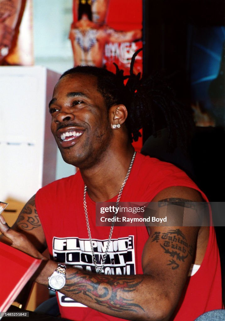 Chicago Rapper Ryme Rapper Busta Rhymes signs autographs and greets fans at George's ...
