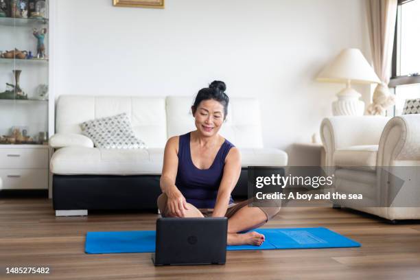 participar en una clase de ejercicios en línea - entrenamiento en casa fotografías e imágenes de stock