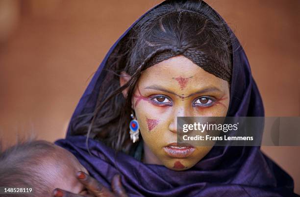 young touareg woman and baby at festival. - gao region stock pictures, royalty-free photos & images