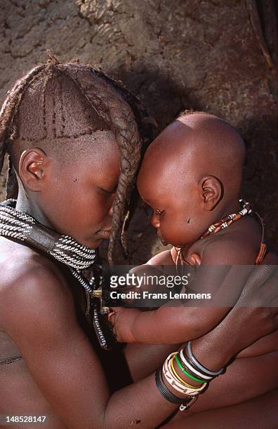 girl and baby of himba tribe. - himba stockfoto's en -beelden